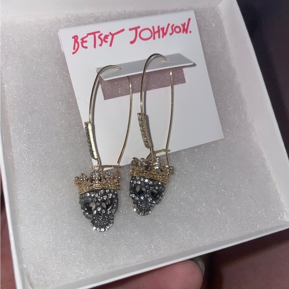 NEW Betsey Johnson Gold-tone skull crown drop earrings - Picture 3 of 5